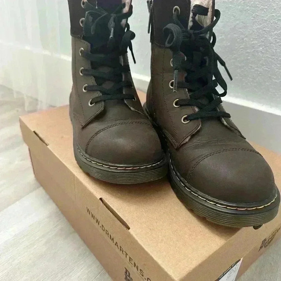 Dr. MARTENS WOMEN'S FUR LINED LACE UP BOOTS Dark Brown SIZE: 5 - Picture 9 of 14